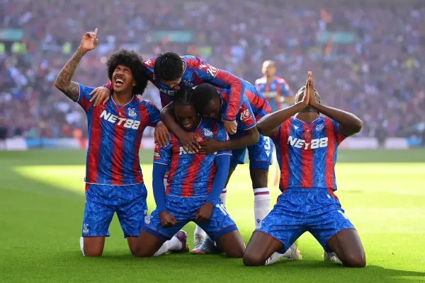 Crystal Palace Ukir Sejarah: Taklukkan Manchester City 1-0, Raih Trofi FA Cup Pertama Dalam 120 Tahun Crystal Palace Ukir Sejarah: Taklukkan Manchester City 1-0, Raih Trofi FA Cup Pertama Dalam 120 Tahun