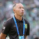 Uston Nawawi Menjaga Ketenangan Persebaya Menuju Dua Laga Penentu
