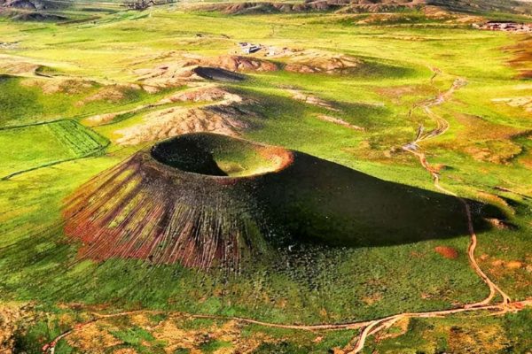 Wulanhada Volcano Geopark: Museum Vulkanik Di Padang Rumput Mongolia Dalam Yang Menghidupkan Desa Wulanhada Volcano Geopark: Museum Vulkanik Di Padang Rumput Mongolia Dalam Yang Menghidupkan Desa