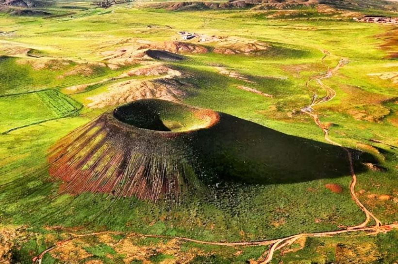 Wulanhada Volcano Geopark: Museum Vulkanik Di Padang Rumput Mongolia Dalam Yang Menghidupkan Desa Wulanhada Volcano Geopark: Museum Vulkanik Di Padang Rumput Mongolia Dalam Yang Menghidupkan Desa